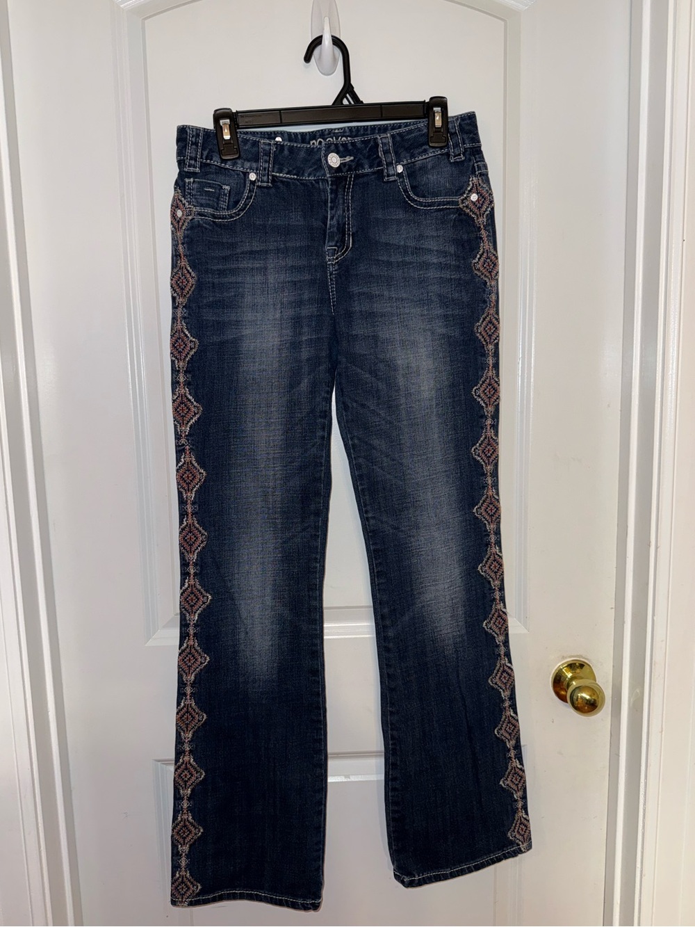 Rock & Roll Cowgirl Women’s Dark Blue Embroidered Side-Trim Jeans Size 28x34